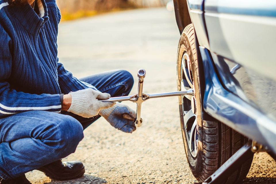 Safety Tips for Drivers While Waiting for a Tow Car