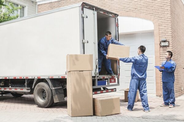 Smooth Moves in the Desert: Finding the Right Hands for Your Home Move in Dubai